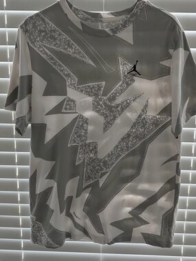 Nike Jordan Men’s Gray & White Graphic Tee